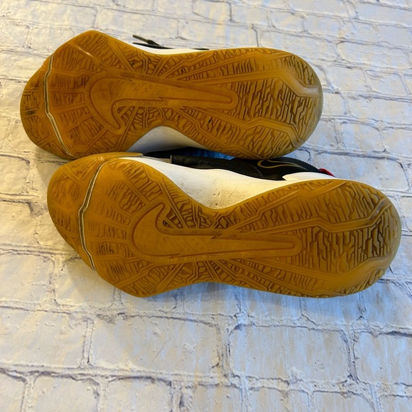 NIKE FUTURE COURT BLACK/RED/GOLD YOUTH SIZE 5 BASKETBALL SHOES FROM (2020) - Picture 5 of 9